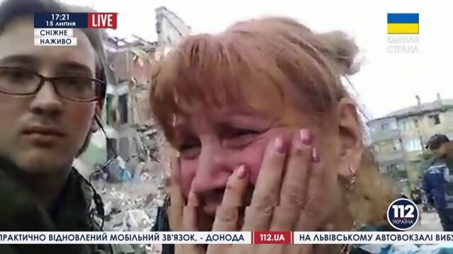 Снежное.1 июля,2014.Украинский стример Роман Гнатюк на месте авиаудара.Берет интервью у потерпевшей 