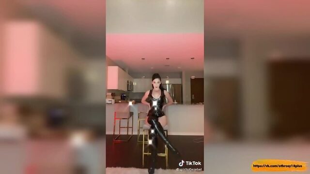 Годный тик-ток  учительница показала свое боди