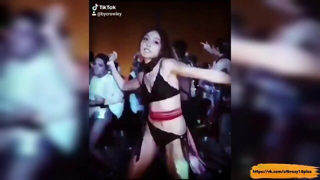 Годный тик-ток  милашка в клубе