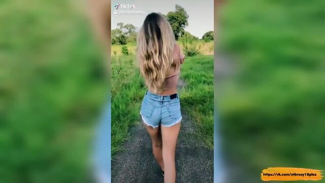 Голый тик-ток  сняла кофточку на прогулке