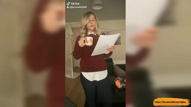 Голый тик-ток  сексуальня учительница пьет кофе
