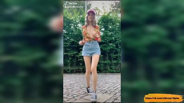 Голый тик-ток  рубашку надела а лифчик забыла