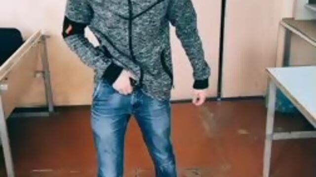 играю в фри фаер  девочки и тик ток