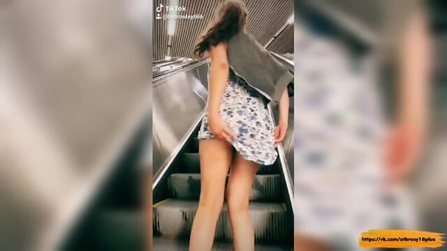 Голый тик-ток  спалила махнатку на эскалаторе