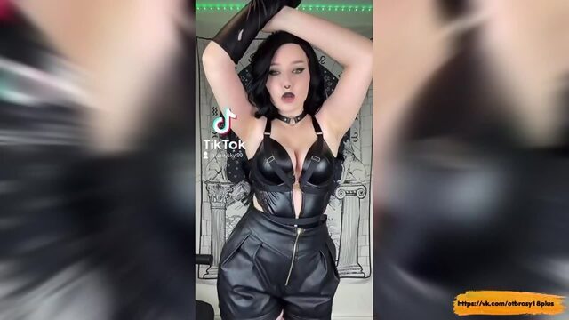 Голый тик-ток  готка и ее пирсинг