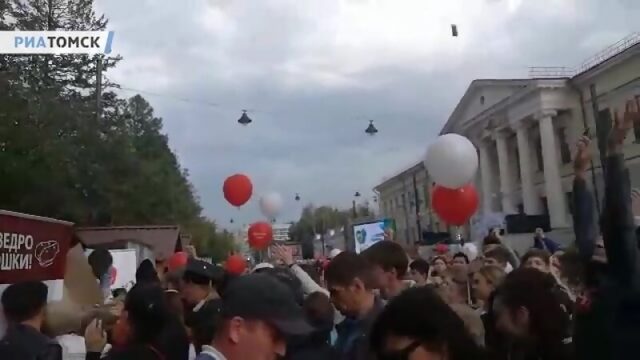 В День томича местная кондитерская фабрика раскидала в толпу 15 килограммов пирожного «картошка»