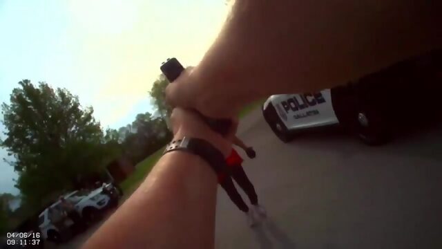 Коп в Америке застрелил женщину напавшую на него с топором 