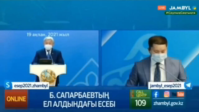 Герб Казахстана отвалился от трибуны за которой в это время выступал Бердибек Сапарбаев.