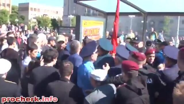 А это Украина Черкассы День Победы Стая бандеровцев пытается отнять Знамя Победы у ветеранов