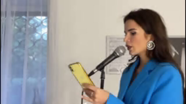Надин Серовски сначала выпускает песню а после берет уроки вокала.