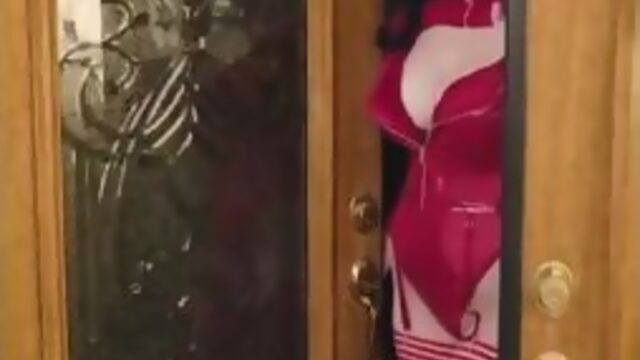 Две красотки в купальниках развлекаются друг с другом пока их не прерывает голый мужик с огромной дилдой (полное видео можно на