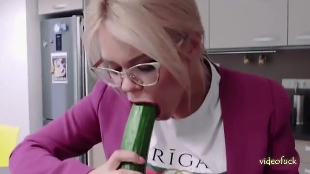 Руснявые шлюхи хотят айфон )) чеченцы вам дадут бабло на айфон )