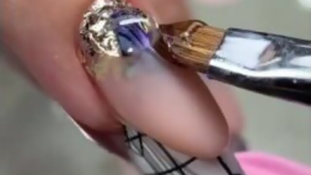 Белый выкладной френч с чёрными линиями и поталью Видео от Маникюр  Дизайн ногтей
